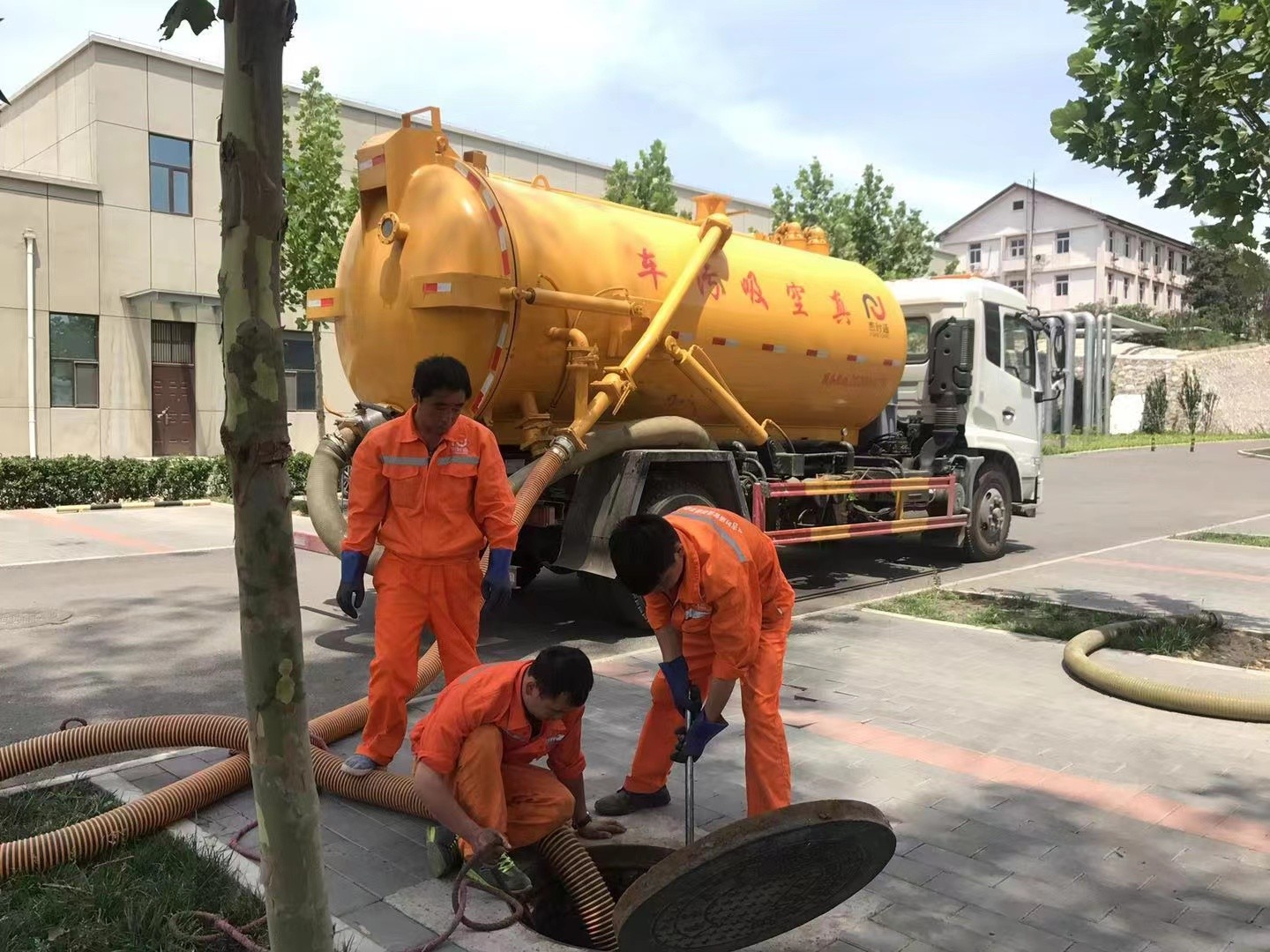 道里管道疏通车停在窨井附近