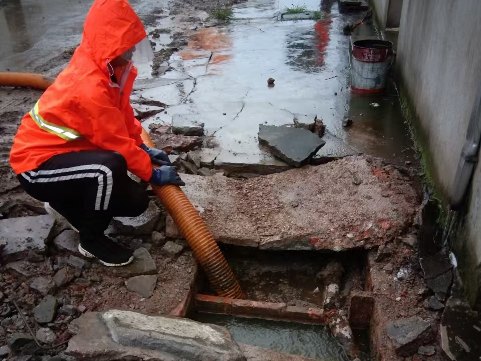 道里专业清理污水池 炜誉市政以规范流程守护城市 “肠道”